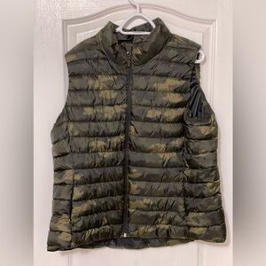 Old Navy Active Camouflage Puffer Vest Size XXL